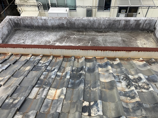 屋根から飛び出たコンクリート部分